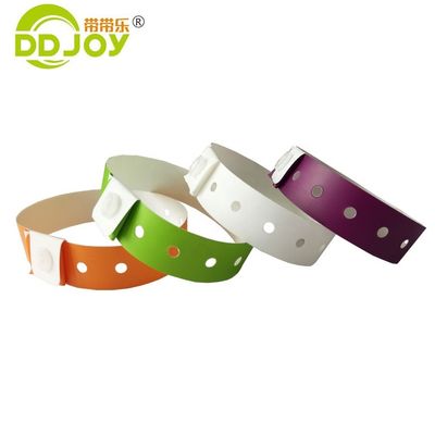 Pulsera de plástico personalizada DingBa 250 * 25mm Brazalete de forma ancha para amantes de dibujos animados