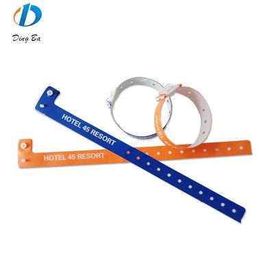 Logotipo personalizado popular para mujeres Brazaletes de PVC de color naranja para eventos Festivales Plástico en forma de L