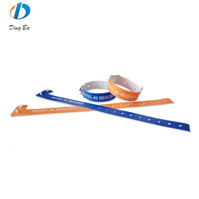 Logotipo personalizado popular para mujeres Brazaletes de PVC de color naranja para eventos Festivales Plástico en forma de L