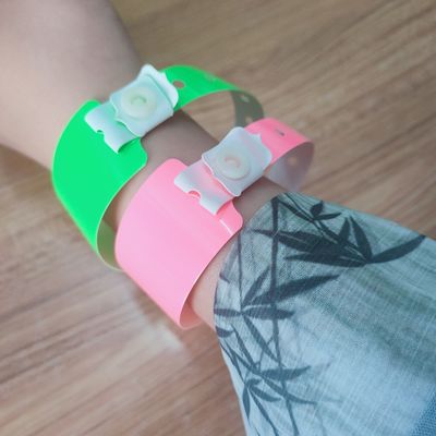 Pulseras impermeables suaves de neón luminoso PVC de vinilo para clubes nocturnos