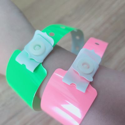 Pulseras impermeables suaves de neón luminoso PVC de vinilo para clubes nocturnos