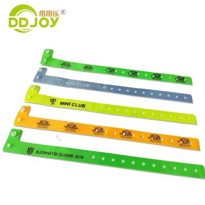 Película fluorescente Material de PVC Muñeca en forma de L para eventos 250 * 16mm Tamaño ajustable