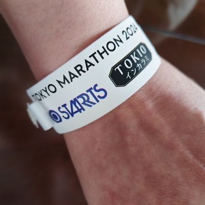 2024 Venta de brazaletes de regalo amarillo de la pulsera personalizada con el rendimiento antialérgico