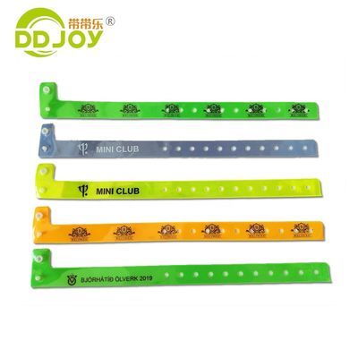Película fluorescente Material de PVC Muñeca en forma de L para eventos 250 * 16mm Tamaño ajustable