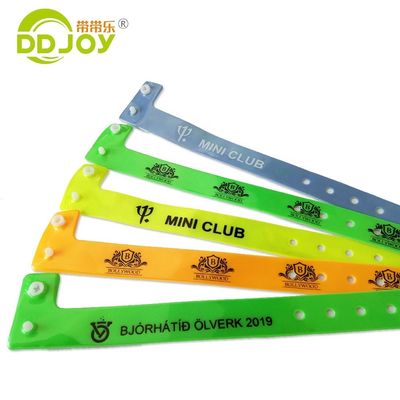 Película fluorescente Material de PVC Muñeca en forma de L para eventos 250 * 16mm Tamaño ajustable
