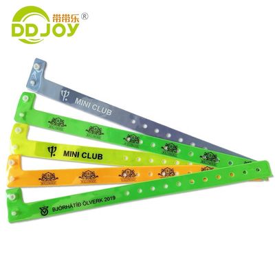 Película fluorescente Material de PVC Muñeca en forma de L para eventos 250 * 16mm Tamaño ajustable