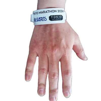 2024 Venta de brazaletes de regalo amarillo de la pulsera personalizada con el rendimiento antialérgico