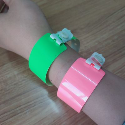 Pulseras impermeables suaves de neón luminoso PVC de vinilo para clubes nocturnos
