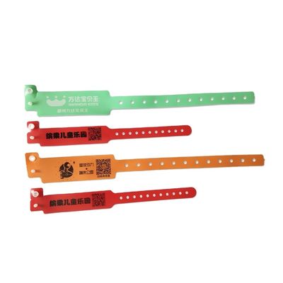 Brazalete rojo de PVC para niños de plástico suave personalizado de una sola vez