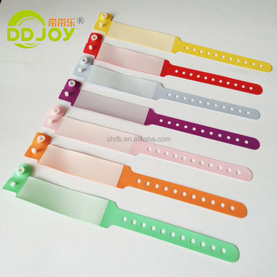 Brazalete rojo de PVC para niños de plástico suave personalizado de una sola vez