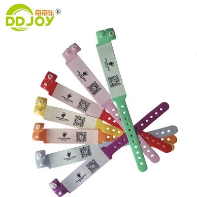 Brazalete rojo de PVC para niños de plástico suave personalizado de una sola vez