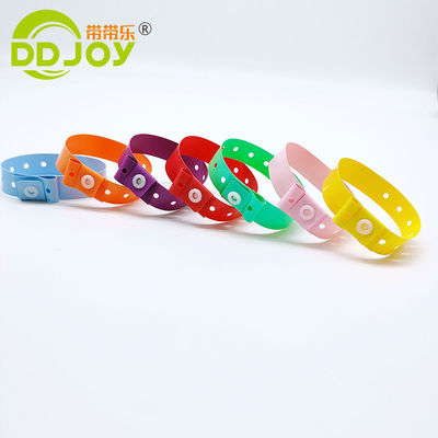 Brazalete rojo de PVC para niños de plástico suave personalizado de una sola vez