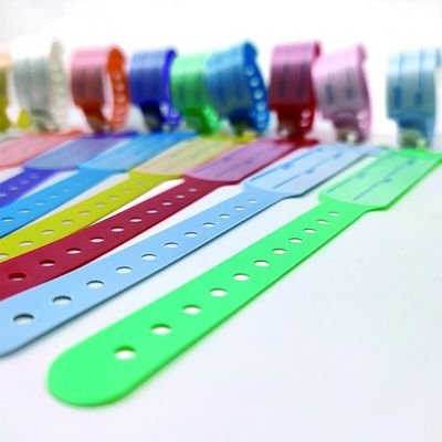 Pulseras de identificación de plástico suave para niños Vinyl personalizado Brazalete de una sola vez en diversiones