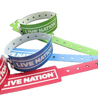 Shanghai PVC Material Vinyl Pulseras para Eventos Forma ancha y diseño libre incluido