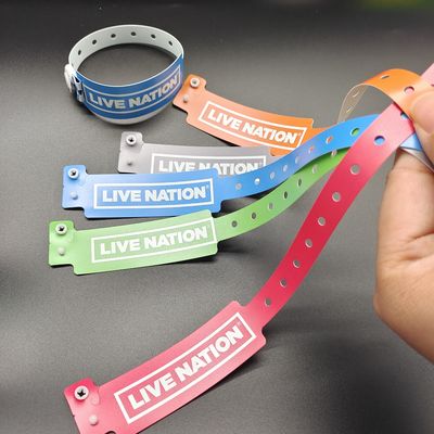 Shanghai PVC Material Vinyl Pulseras para Eventos Forma ancha y diseño libre incluido