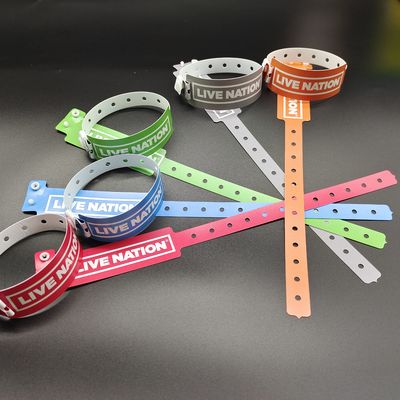 Shanghai PVC Material Vinyl Pulseras para Eventos Forma ancha y diseño libre incluido