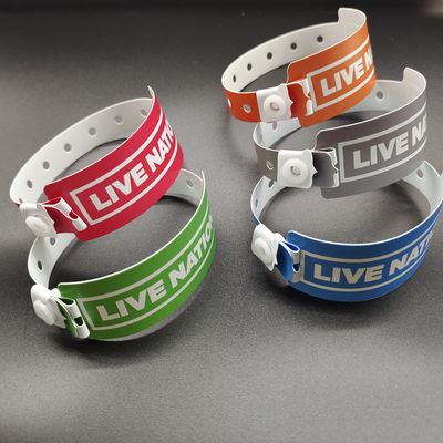 Shanghai PVC Material Vinyl Pulseras para Eventos Forma ancha y diseño libre incluido