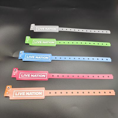 Shanghai PVC Material Vinyl Pulseras para Eventos Forma ancha y diseño libre incluido