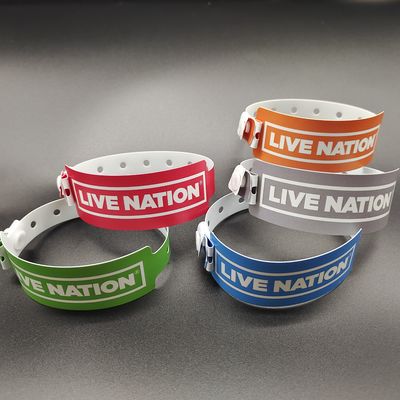 Shanghai PVC Material Vinyl Pulseras para Eventos Forma ancha y diseño libre incluido