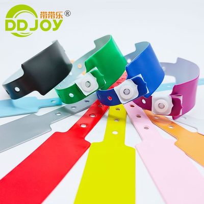 Tecnología de inserción de cerraduras de plástico Brazaletes de PVC azul / pulsera para eventos DDJOY Festivales