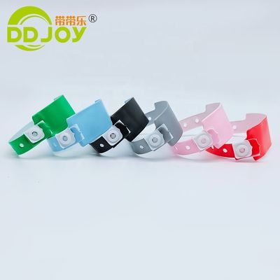 Tecnología de inserción de cerraduras de plástico Brazaletes de PVC azul / pulsera para eventos DDJOY Festivales