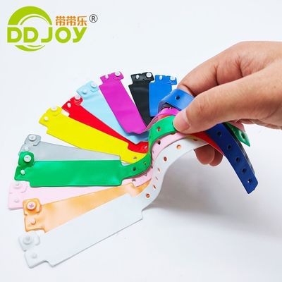 Tecnología de inserción de cerraduras de plástico Brazaletes de PVC azul / pulsera para eventos DDJOY Festivales