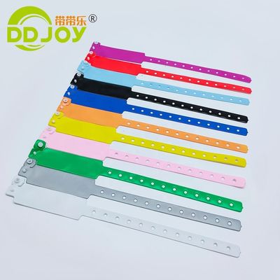 Tecnología de inserción de cerraduras de plástico Brazaletes de PVC azul / pulsera para eventos DDJOY Festivales