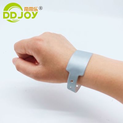 Tecnología de inserción de cerraduras de plástico Brazaletes de PVC azul / pulsera para eventos DDJOY Festivales
