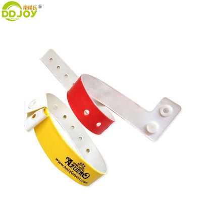 Pulsera con tema personalizado de PVC / material de vinilo para el próximo evento o campaña