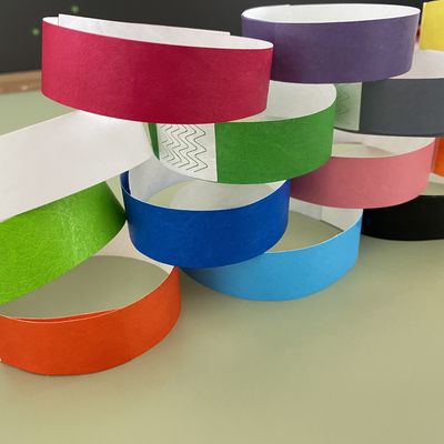 Identificación en papel Tyvek Brazaletes Logotipo personalizado y código de barras para la identificación