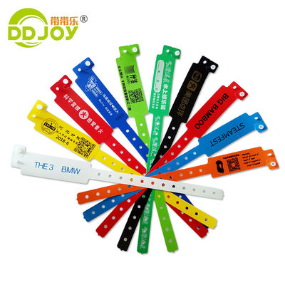 DDJOY One Time Custom PE Pulseras de plástico para eventos Logotipo Tamaño 65*20mm