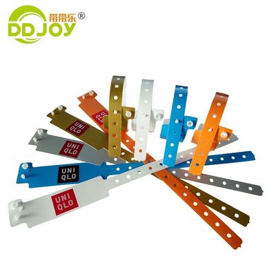 DDJOY One Time Custom PE Pulseras de plástico para eventos Logotipo Tamaño 65*20mm