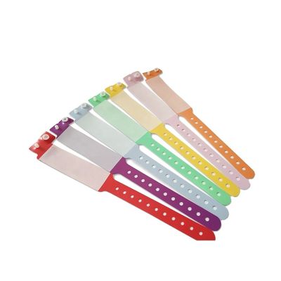 Logotipo personalizado Brazaletes de PVC suave Banda de muñeca personalizada favorita del bebé Artículos coloridos