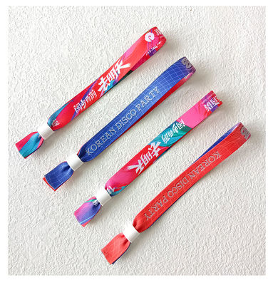 Tejido azul satinado de una sola vez Eventos personalizados Festivales de Fiestas Pulseras con Impresión de logotipo
