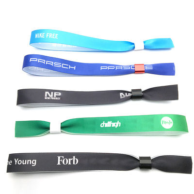 Tejido azul satinado de una sola vez Eventos personalizados Festivales de Fiestas Pulseras con Impresión de logotipo