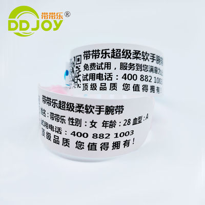 Pulsera de identificación personalizada impermeable para el parque del festival Brazalete de código de barras QR desechable