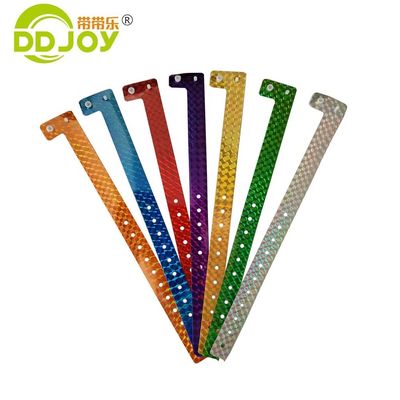 Brazalete holográfico personalizado anti-alergía de plástico rojo en forma de L pulsera brillante para eventos