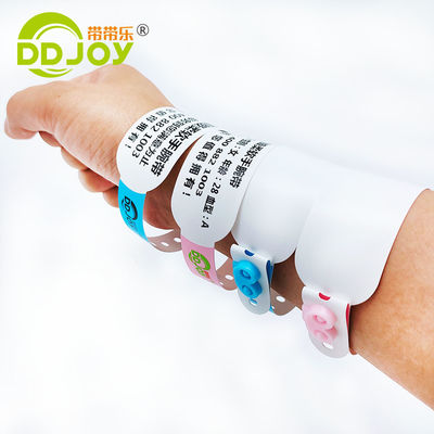 Pulsera de identificación personalizada impermeable para el parque del festival Brazalete de código de barras QR desechable