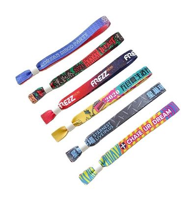 Impresión de logotipos personalizados en pulseras RFID en tela de satén para acceso a fiestas y eventos