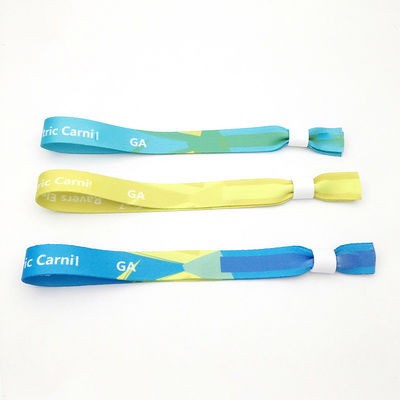 Impresión de logotipos personalizados en pulseras RFID en tela de satén para acceso a fiestas y eventos