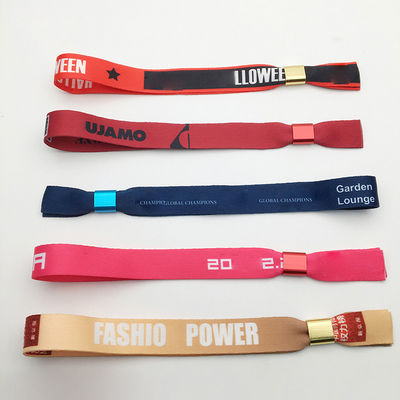 Chip RFID rojo Impresión de logotipo personalizado Pulseras de tejido de satén para fiesta del festival de eventos