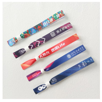 Pulseras personalizadas para eventos con RFID Chip Tejido de satén e Impresión de texto de logotipo de marca