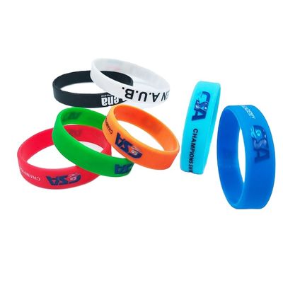 Neón amarillo logotipo personalizado brilla en la pulsera de silicona oscura para en diferentes escenarios