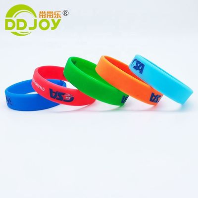 Neón amarillo logotipo personalizado brilla en la pulsera de silicona oscura para en diferentes escenarios