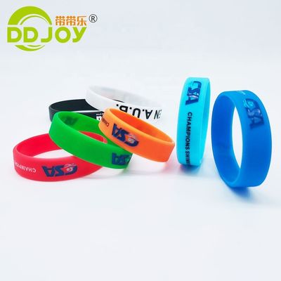 Neón amarillo logotipo personalizado brilla en la pulsera de silicona oscura para en diferentes escenarios