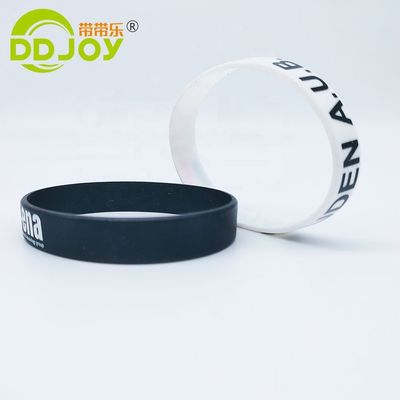 Neón amarillo logotipo personalizado brilla en la pulsera de silicona oscura para en diferentes escenarios