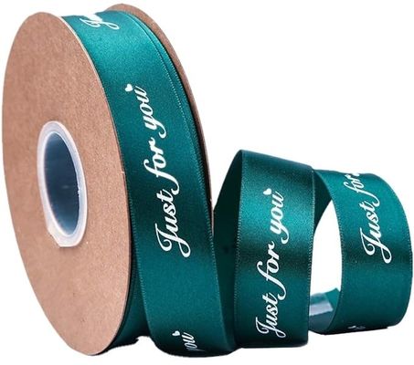 Agregue un toque personalizado a sus eventos con el logotipo personalizado de la cinta y las flores frescas
