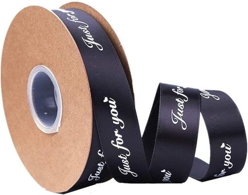Agregue un toque personalizado a sus eventos con el logotipo personalizado de la cinta y las flores frescas