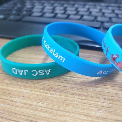 Eventos deportivos Muñeca de material de silicio Brazaletes de goma GlOW personalizados para festivales