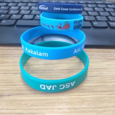 Eventos deportivos Muñeca de material de silicio Brazaletes de goma GlOW personalizados para festivales